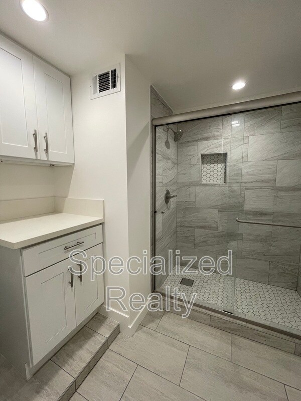 Building Photo - 1135 Scofield Dr