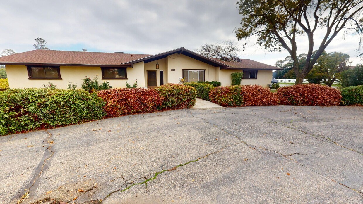 Primary Photo - 827 N Armstrong Ave