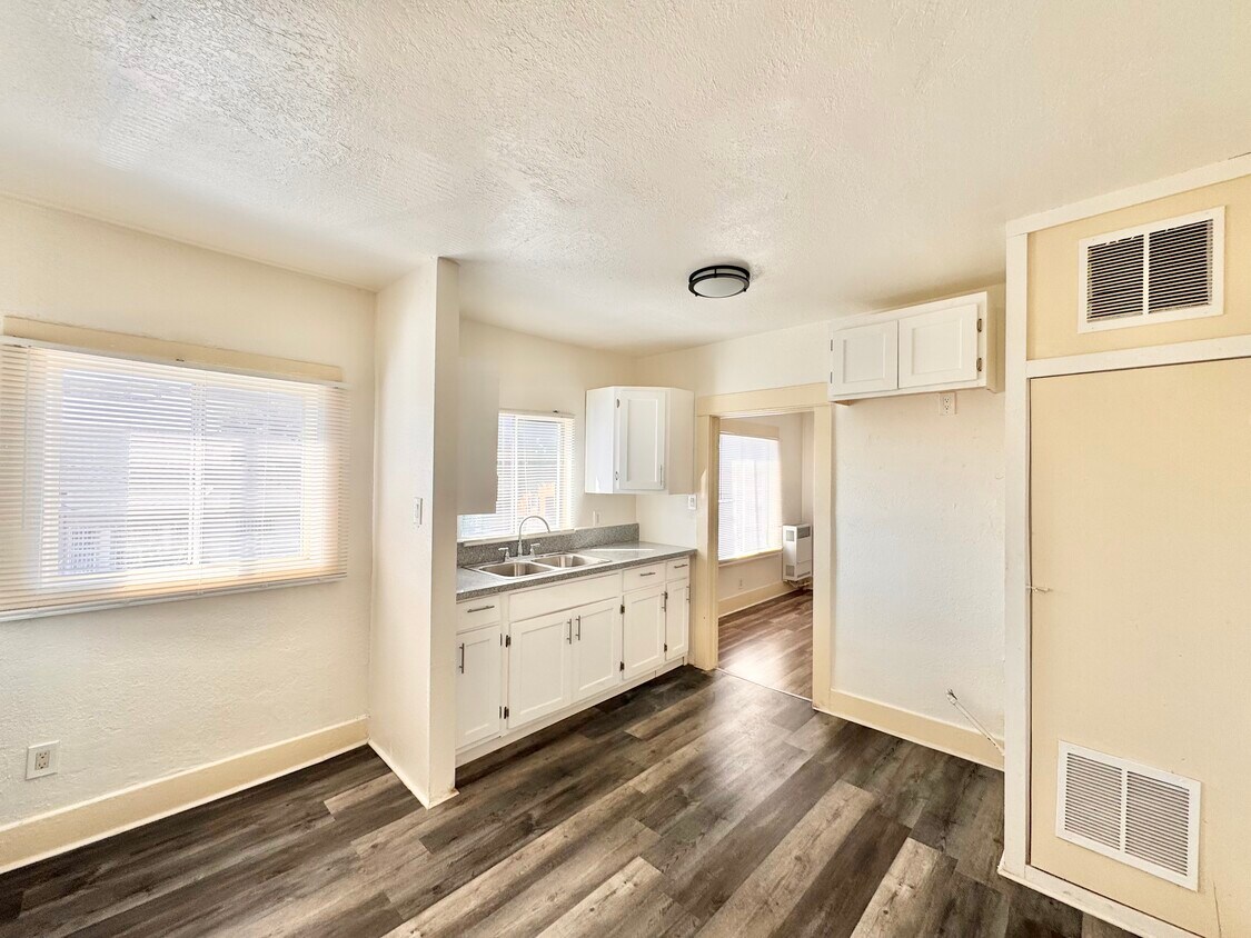 Foto principal - 1500 1/2 E. 23rd St-1/2