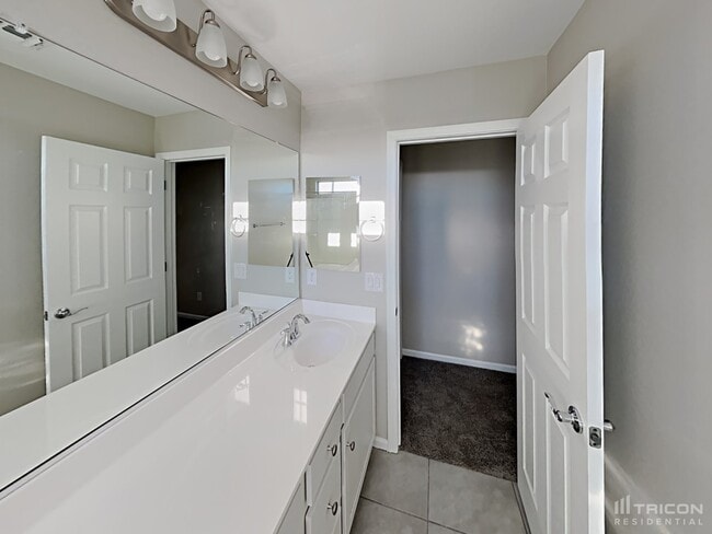 Building Photo - 8636 E Posada Ave