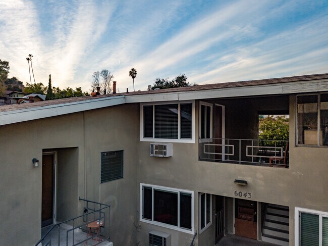 Foto del edificio - 6043 Hillandale Dr