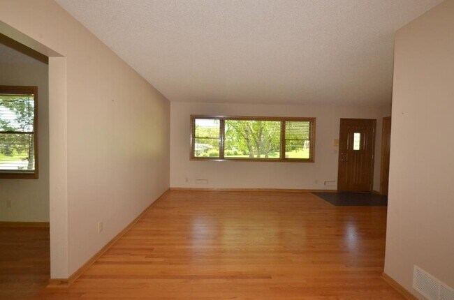 main entry, formal living space - 6117 Tracy Ave