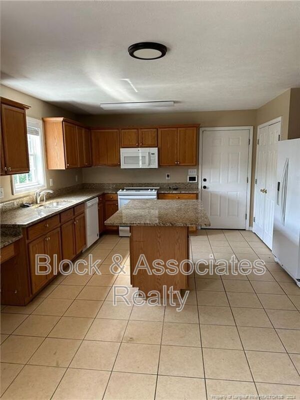Building Photo - 1640 Woodfield Rd