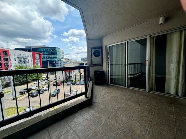 Centrally Located Mid-Town High-rise - Centrally Located Mid-Town High-rise Apartment