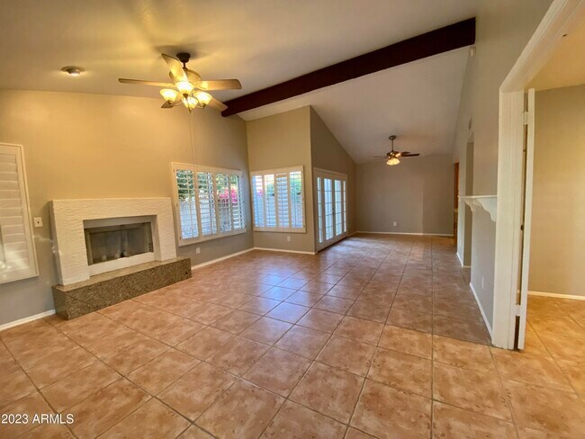 Foto del edificio - 1381 N Tamarisk Dr