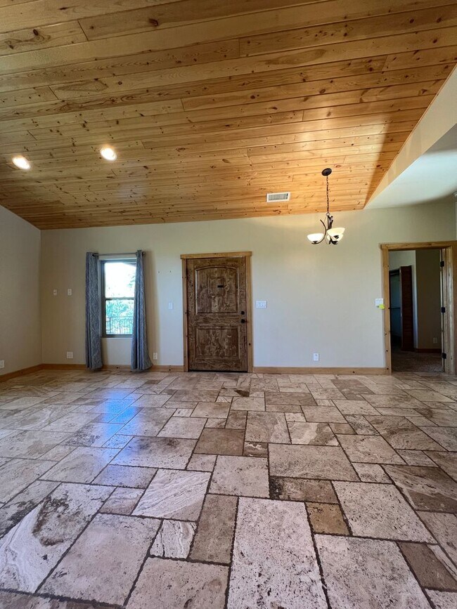 Building Photo - Two Bedroom Home in Beautiful Setting