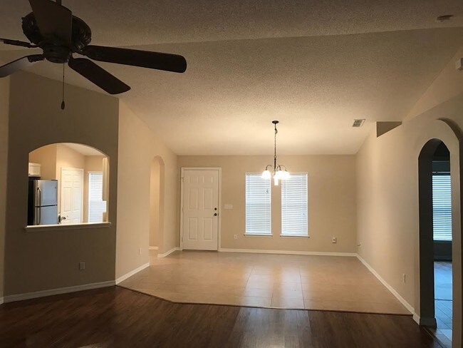 Foto del edificio - 928 Lake Lindley Dr N