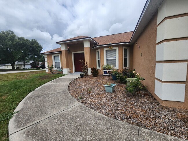 Foto del edificio - 3/2~Vista Pines Loop~Nice Big Corner Lot, ...