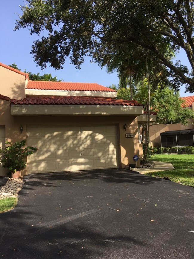 Building Photo - 578 N University Dr