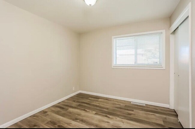 Foto del edificio - 16805 E Maplewood Dr
