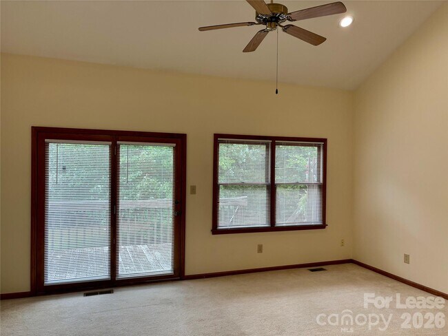 Foto del edificio - 153 Hillcrest Dr