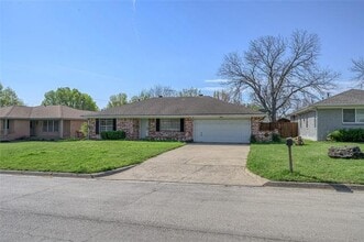 Building Photo - 403 Daisy Dr