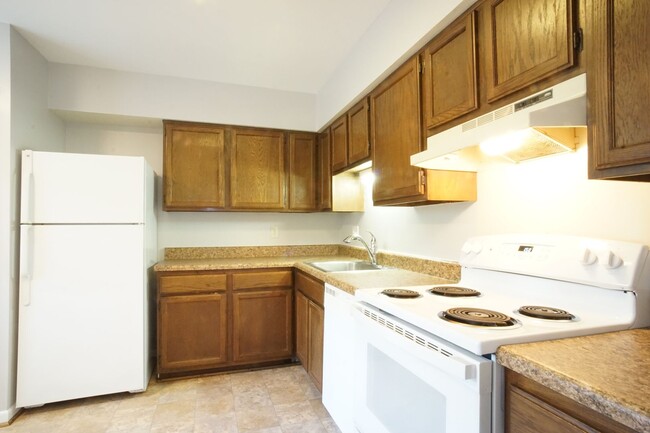 Building Photo - 3 Bed/2 Bath Townhouse. On Bus Route to Ca...