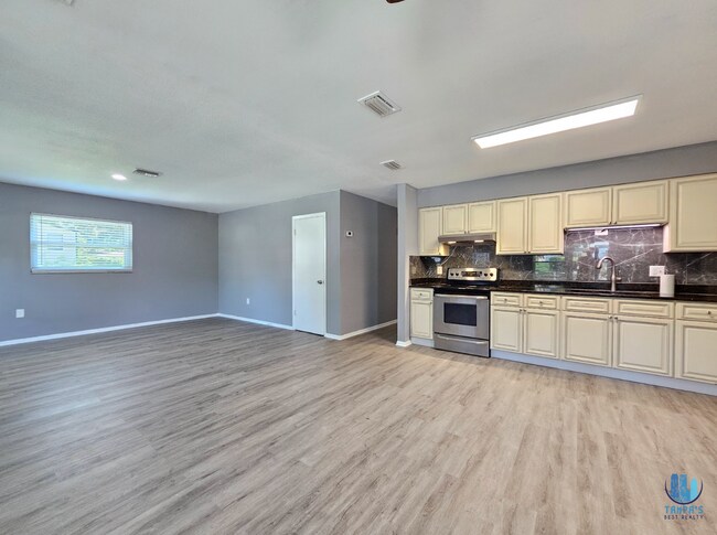 Building Photo - Charming 4 Bedrooms 3 Bathrooms Home for R...