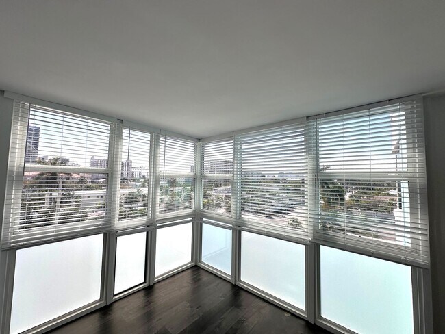 Foto del edificio - Large Updated 2BR/2BA Bath Condo - Steps from Fort Lauderdale Beach!