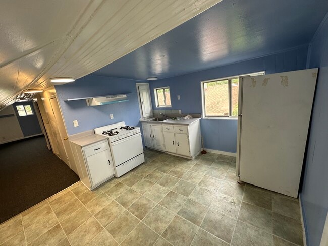 Small kitchen/ Dining - 491 N 4th St