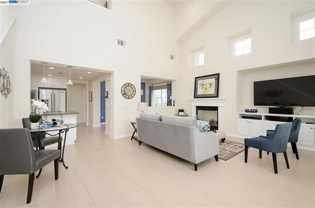 Building Photo - Executive 2 Bed + Den | 2 Bath | 1,718 Sq....