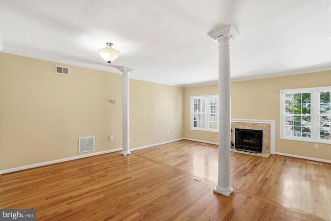 Building Photo - 2391 Hunters Square Ct