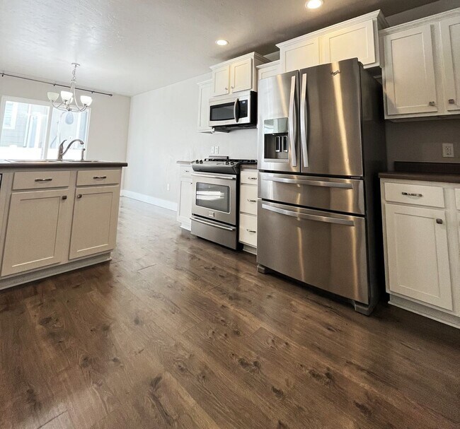Building Photo - Beautiful 3 Bedroom Townhome in Bluffdale