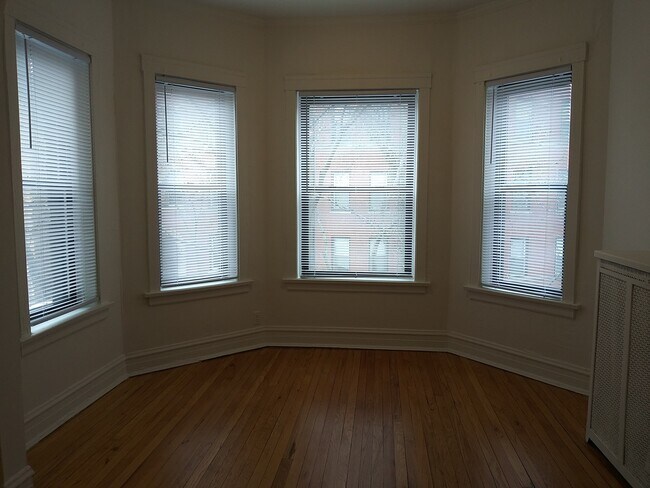 Building Photo - 705 W Cornelia Ave