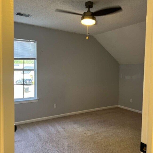 Building Photo - Welcome To Edgefield