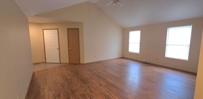 Building Photo - 3 Bedroom 2 Baths, Close to MSU!  $1395!