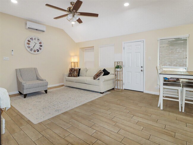 Foto del edificio - 5622 Lycomb Dr