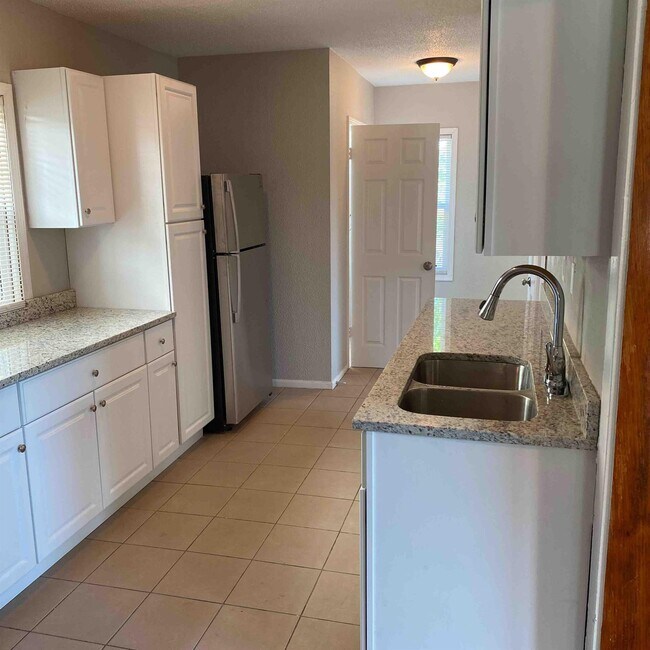 Foto del edificio - 3447 Bales Ave