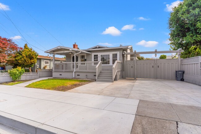 Building Photo - Beautiful Spacious 3 Bedroom Home w/ Brand...