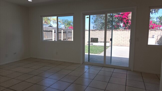 Building Photo - 892 Robin Dr