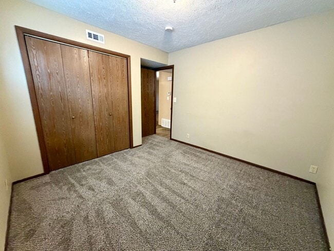 Building Photo - **COMING SOON** 2 bed 1 bath ground level duplex