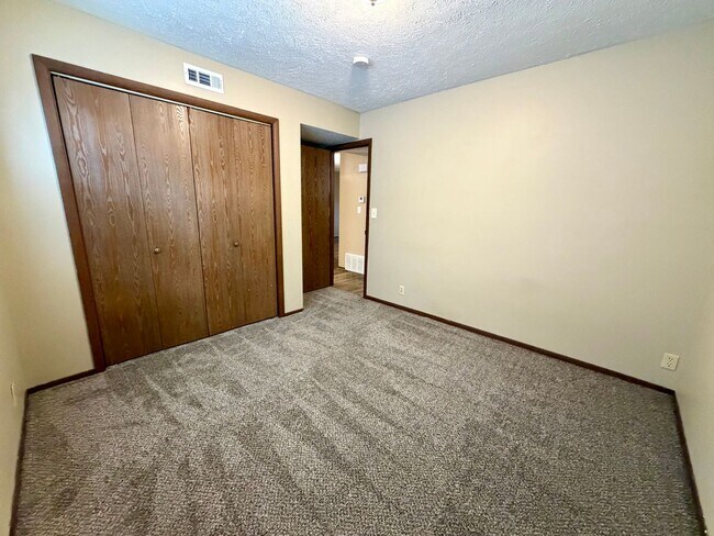Foto del edificio - **COMING SOON** 2 bed 1 bath ground level duplex