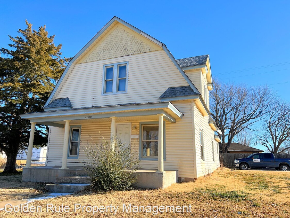 Primary Photo - 4 br, 2 bath House - 1200 N Main St