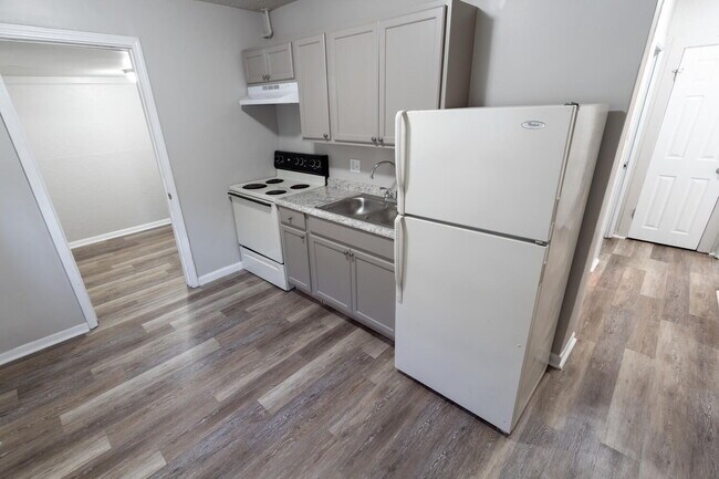 Building Photo - EAST SIDE 2 BEDROOM AVAILABLE NOW!