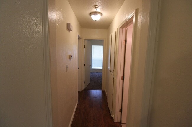 Building Photo - 211-213 Skylark Ct