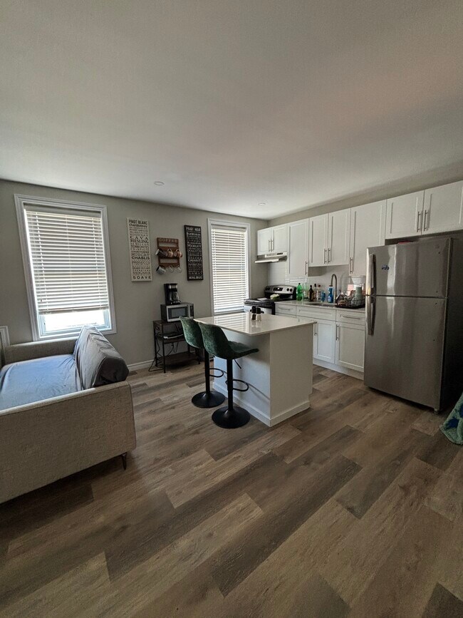 Photo du bâtiment - Beautifully Updated Studio Apartment in Downtown Sarnia!