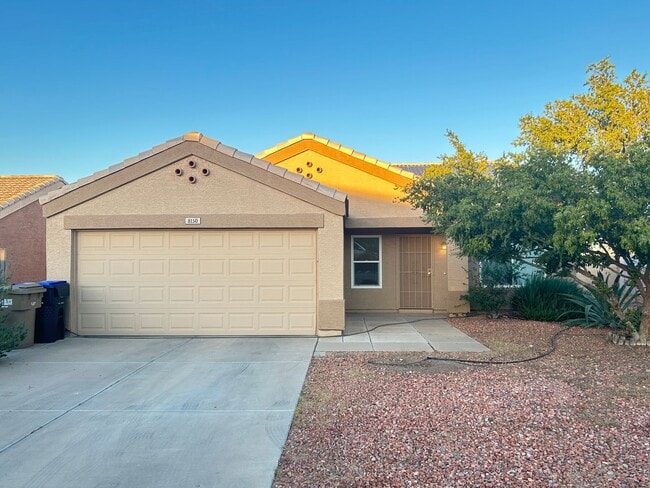 Unique 4 Bedroom, 2 Bath 2 Car Garage - Unique 4 Bedroom, 2 Bath 2 Car Garage House