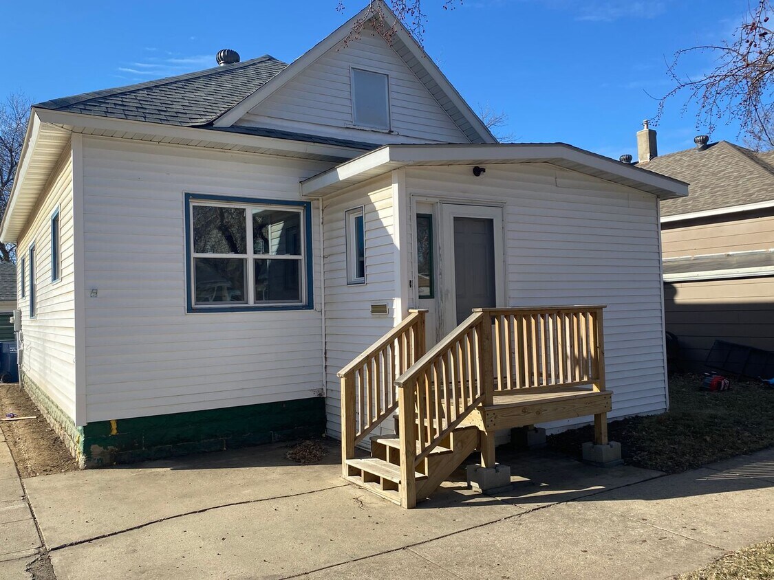 12 3rd Ave SW, Watertown, SD 57201 House Rental in Watertown, SD