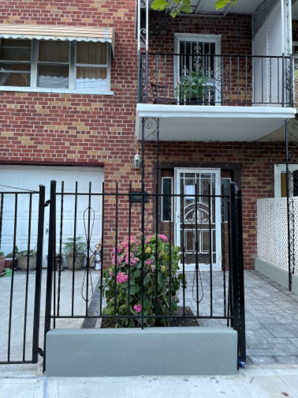 726 Soundview Ave Unit 1st Floor, The Bronx, NY 10473 Room for Rent