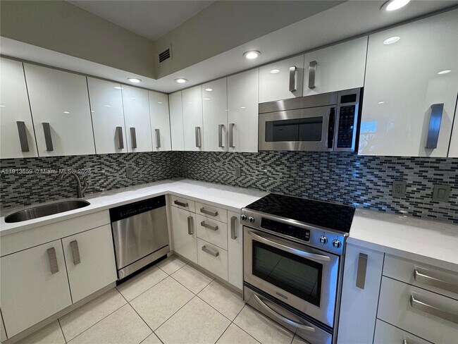 Building Photo - 5600 Collins Ave