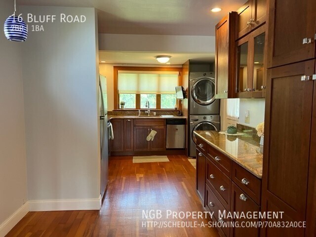 Primary Photo - 16 Bluff Rd