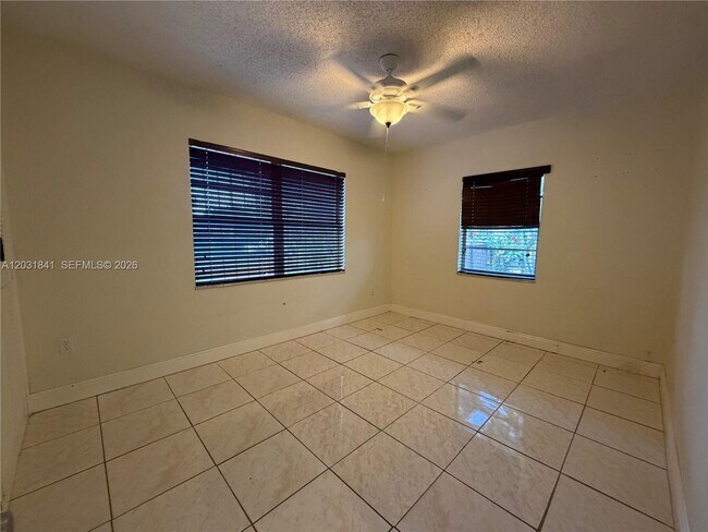 Foto del edificio - 6318 SW 27th St