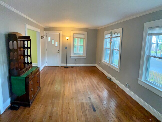 Living room - 416 Midland Ave