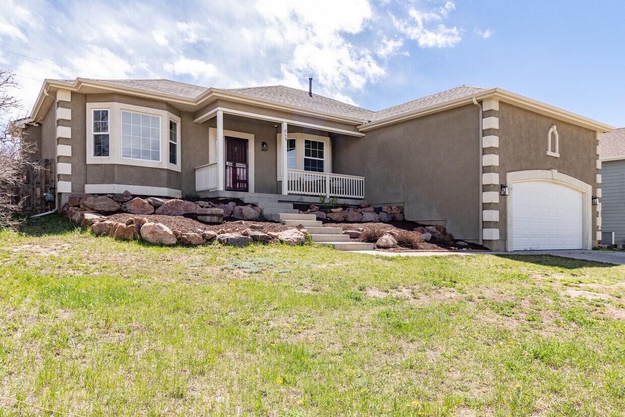 Primary Photo - 809 Meadow Ln