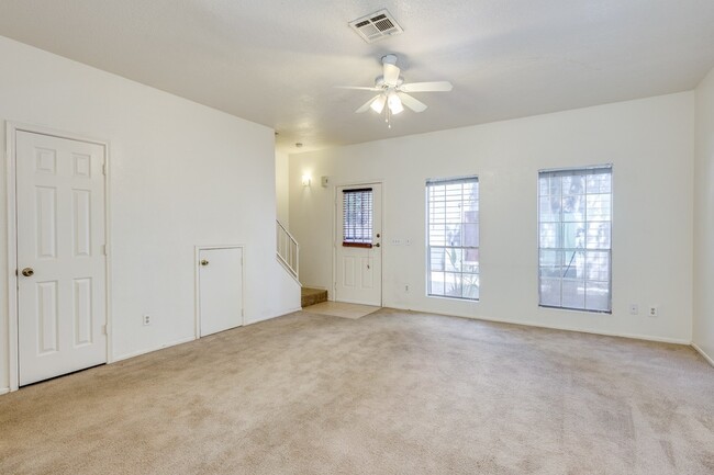 Building Photo - CHARMING 2 BEDROOM TOWNHOME IN WELL MAINTA...