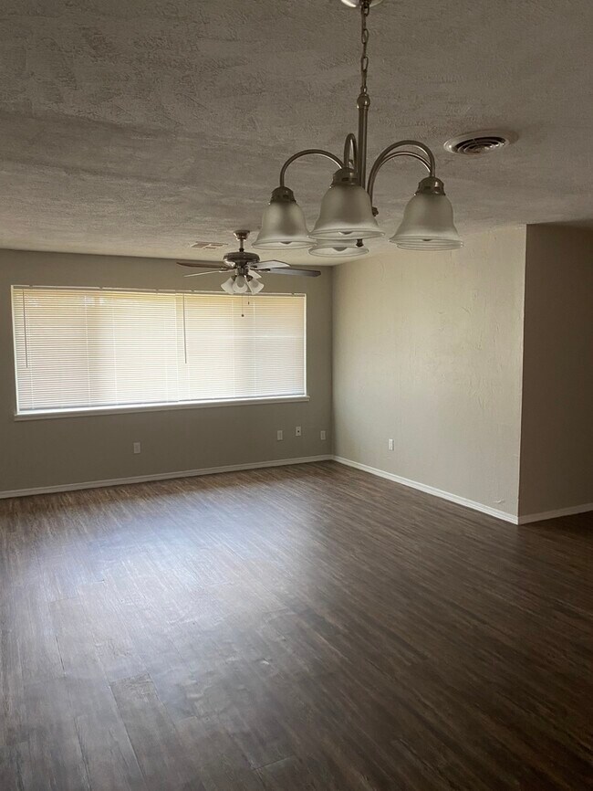 Building Photo - 2301 Mansfield Ave