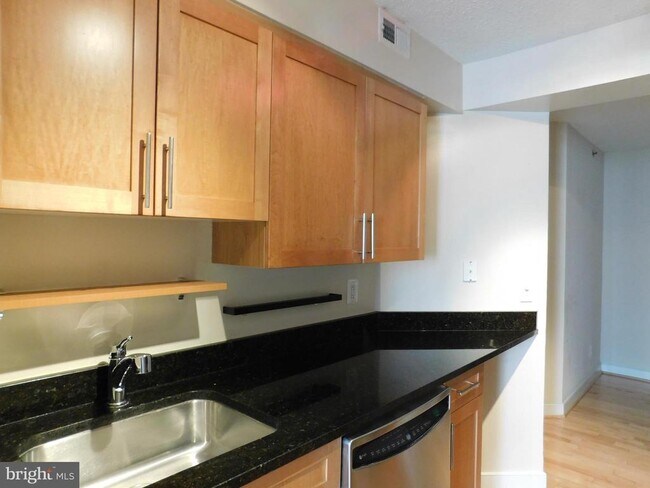 Foto del edificio - 7500 Woodmont Ave