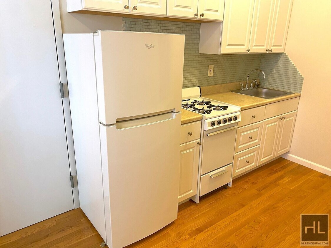 Building Photo - Specious one bedroom on East 7th street