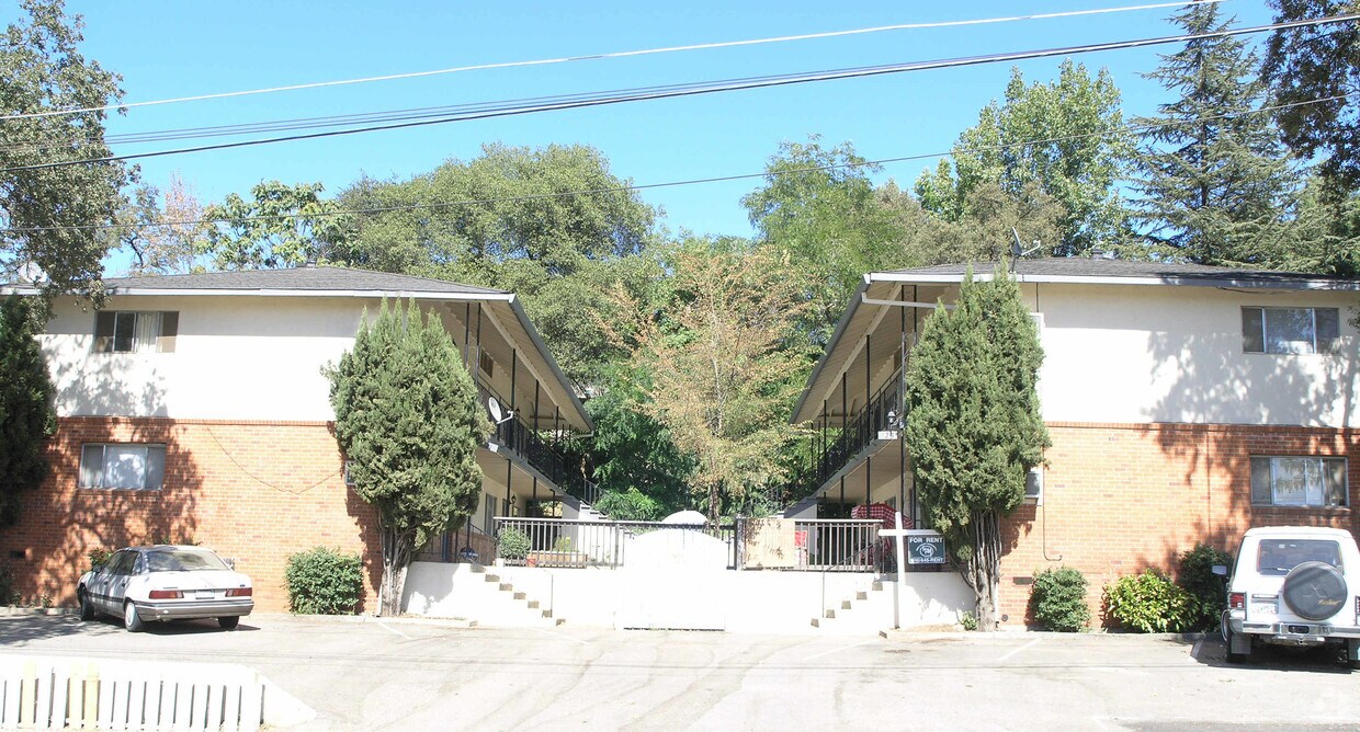 Primary Photo - 121-123 Pleasant Ave