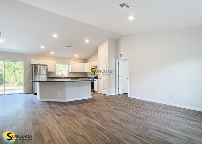 Building Photo - 17 Almond Trce
